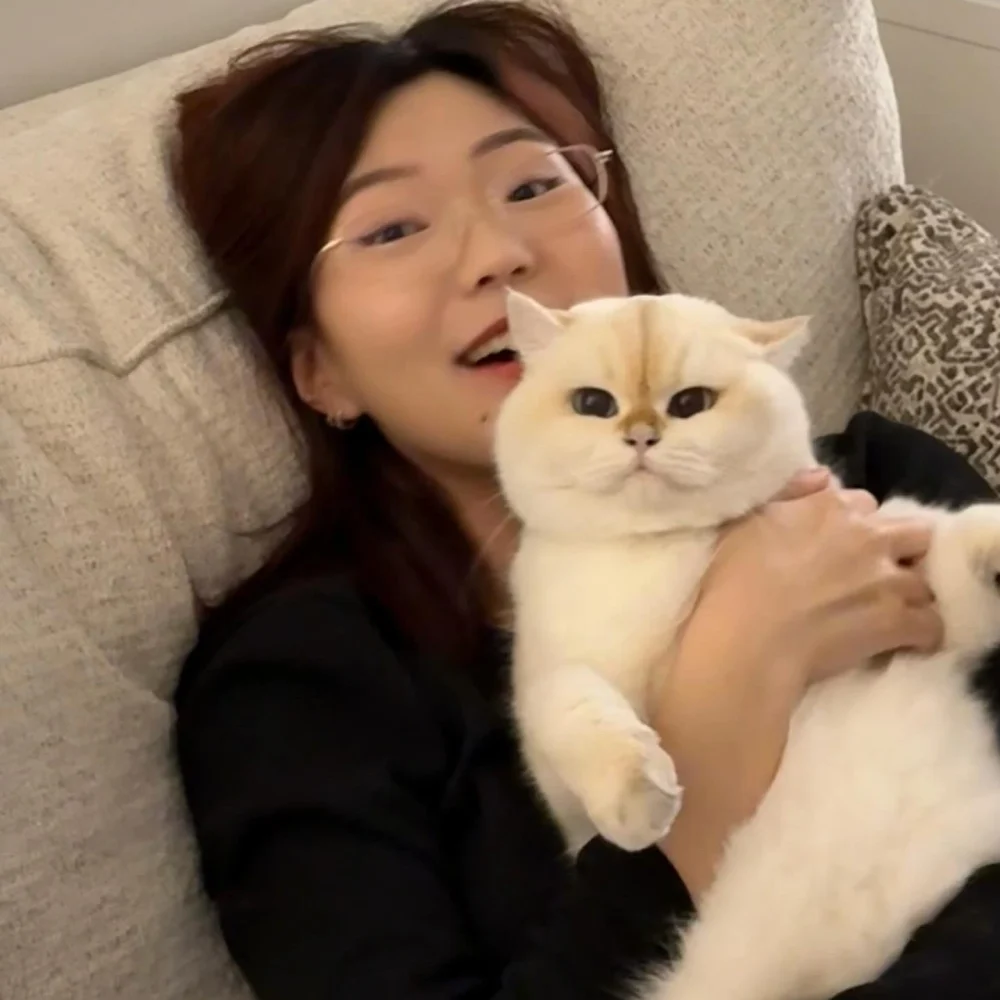 laolao-lupetz2 Cat owner bonding with her cat wearing an aquamarine collar
